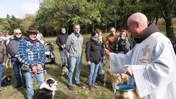 Pater Georg Andlinger  lud zur Tiersegnung ein  und vor allem Hundehalter waren dieser Einladung zahlreich gefolgt.  Foto: Marion Eckert