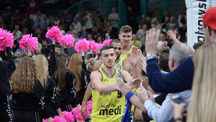Der zuletzt oft kritisierte David Stockton (vorne) zeigte gegen Bremerhaven eine starke Leistung und kam auf 24 Punkte. Foto: Peter Mularczyk