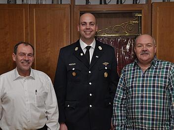 Der stellvertretende Feuerwehrkommandant, Tobias Dittrich (Mitte), konnte Jürgen Kiesel (links) und Armin Deubert (rechts) zur 25-jährigen Feuerwehrmitgliedschaft gratulieren. Foto: Peter Klopf