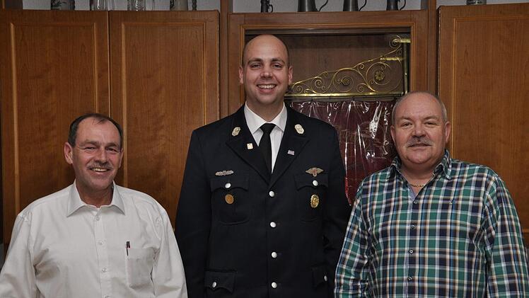 Der stellvertretende Feuerwehrkommandant, Tobias Dittrich (Mitte), konnte Jürgen Kiesel (links) und Armin Deubert (rechts) zur 25-jährigen Feuerwehrmitgliedschaft gratulieren. Foto: Peter Klopf
