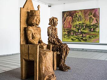 "Schein und Sein - Thronende": Holzskulpturen von Andreas Kuhnlein im Coburger Kunstverein. Im Hintergrund ein großformatiger Linolschnitt von Sabine Ostermann. Beide Ausstellungen werden am Samstag, 6. Juli, 16 Uhr, eröffnet.Foto: Jochen Berger