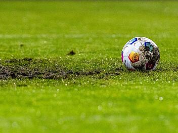 Fußballspiel in Coburg eskaliert: Zuschauer schlägt Spieler krankenhausreif
