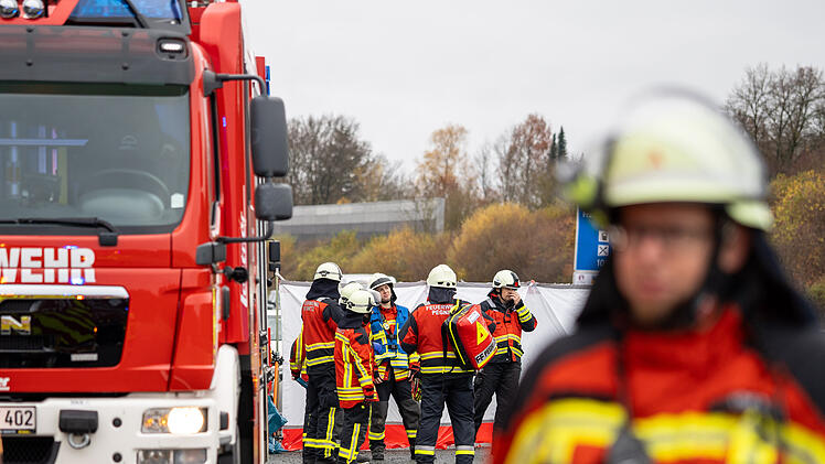 Kreis Bayreuth: Auto kracht auf A9 in Stauende - Beifahrerin stirbt noch am Unfallort