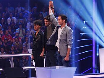 Geschafft: Moderator Thore Schölermann reißt Michaels Arm in die Höhe. Er hat das Battle gegen Sandra Amerie gewonnen. Foto: SAT.1/ProSieben/Richard Hübner