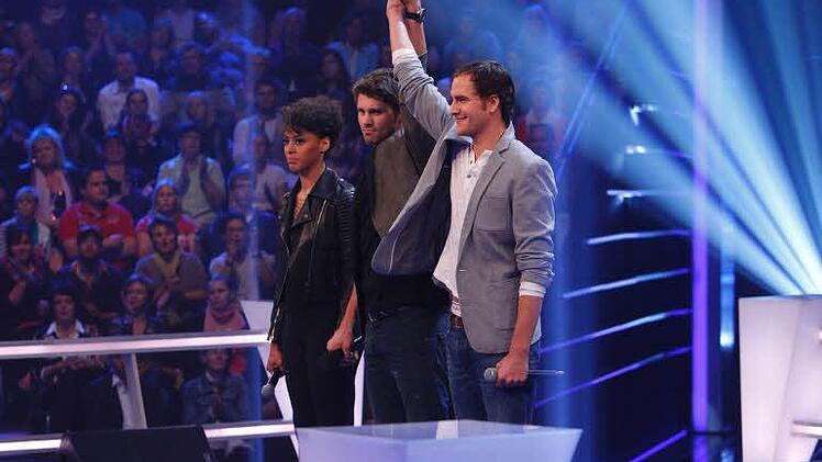 Geschafft: Moderator Thore Schölermann reißt Michaels Arm in die Höhe. Er hat das Battle gegen Sandra Amerie gewonnen. Foto: SAT.1/ProSieben/Richard Hübner