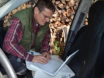 Gerhard Hübner wertet die ersten Ergebnisse aus dem Batcorder mit dem Notebook aus. Foto: Rainer Lutz