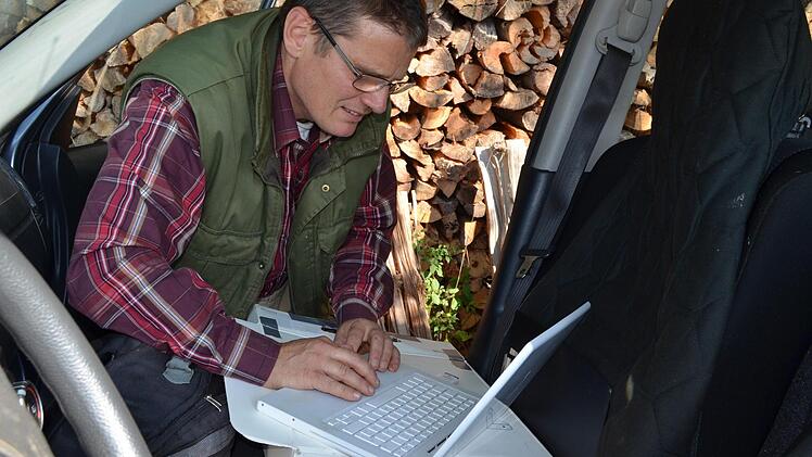 Gerhard Hübner wertet die ersten Ergebnisse aus dem Batcorder mit dem Notebook aus. Foto: Rainer Lutz
