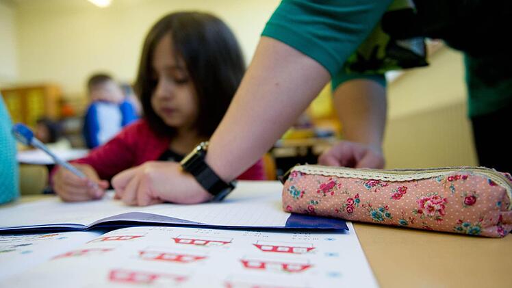 Eine besondere Herausforderung ist es, Migrantenkinder im regulären Schulbetrieb entsprechend ihrer Kenntnisse und Fähigkeiten zu unterrichten, ohne die Mitschüler vernachlässigen zu müssen. Foto: Inga Kjer/dpa