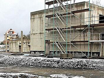 Wenig los ist derzeit auf der Hallenbad-Baustelle in Ebern. Der kurz vor Weihnachten für die dritte Januarwoche angekündigte Aufbau des Holzgebälks für den Beckentrakt (links) ist noch nicht erfolgt. Sobald es das Wetter zulässt, soll das Projekt vorangetrieben werden, erfuhr der Kreistag-Bauausschuss gestern in seiner Sitzung in Haßfurt. Foto: Ralf Kestel
