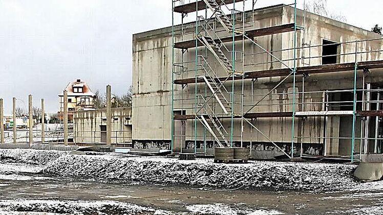 Wenig los ist derzeit auf der Hallenbad-Baustelle in Ebern. Der kurz vor Weihnachten für die dritte Januarwoche angekündigte Aufbau des Holzgebälks für den Beckentrakt (links) ist noch nicht erfolgt. Sobald es das Wetter zulässt, soll das Projekt vorangetrieben werden, erfuhr der Kreistag-Bauausschuss gestern in seiner Sitzung in Haßfurt. Foto: Ralf Kestel