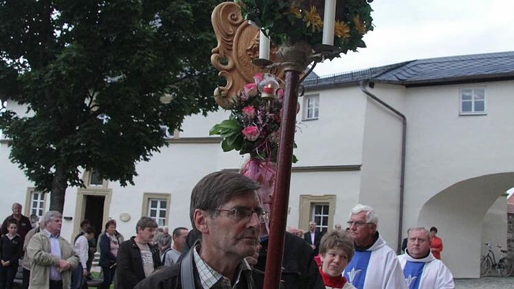 Julius Fischer aus Lettenreuth ist "erst" seit zehn Jahren bei der Wallfahrt nach Marienweiher immer mit dabei und trägt in diesem Jahr das Bildnis vom Heiligen Laurentius. Die Lettenreuther pilgern bereits seit 150 Jahren an Mariä Geburt nach Marienweiher. Foto: Sonja Adam