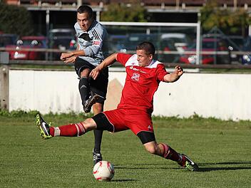 Andreas Gra&szlig; (rotes Trikot) wechselte vom TSV Presseck zum FC Ludwigschorgast. Der 33-J&auml;hrige soll die Abwehr verst&auml;rken. Foto: Georgius