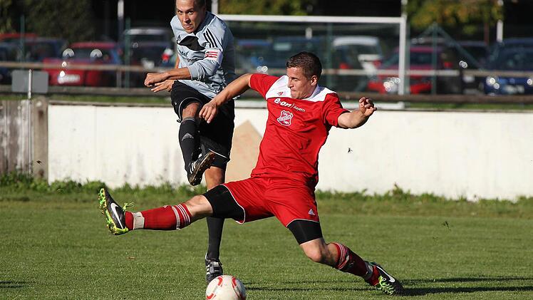 Andreas Gra&szlig; (rotes Trikot) wechselte vom TSV Presseck zum FC Ludwigschorgast. Der 33-J&auml;hrige soll die Abwehr verst&auml;rken. Foto: Georgius