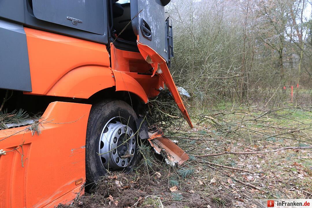 Lkw rast bei Gremsdorf ins Unterholz
