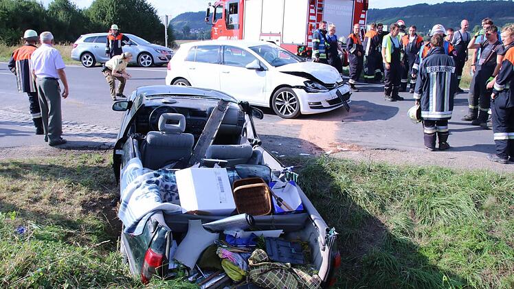 Im Graben landete der völlig demolierte Opel, der VW Golf blieb auf der Straße stehen.  Foto: Klaus Schmitt