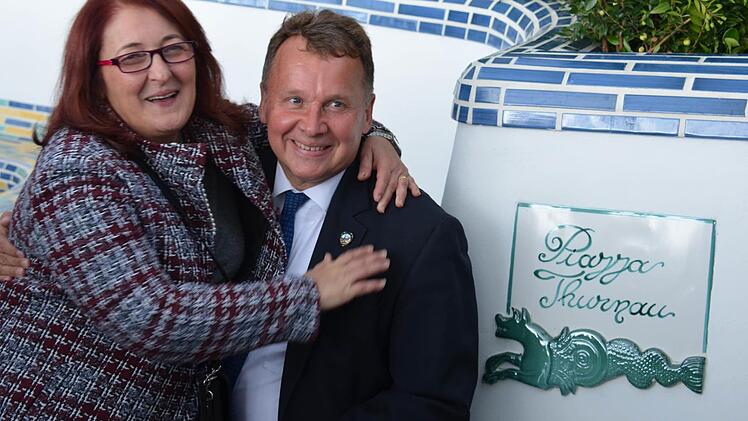 Die beiden Präsidenten Rosaria Ferrara und Volker Seitter strahlen um die Wette. Foto: Guiseppe Di Martino