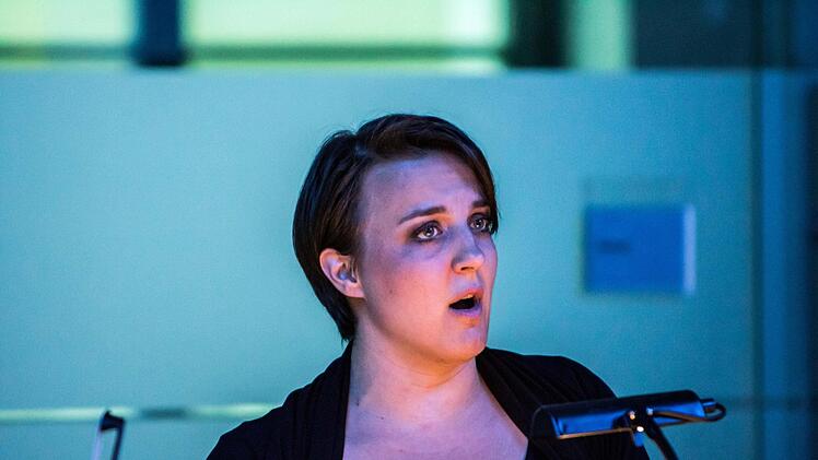 Kora Pavelic beim "Klanggrenzen"-Konzert in der VR-Bank CoburgFoto: Jochen Berger