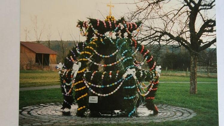 Ein Bild aus der Anfangszeit: 1993 stellten die KAB-Frauen die erste Osterkrone am Brunnen auf der Ochsenwiese auf. Lisa Moser/Archiv