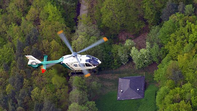 Kreis Bayreuth: Bei seinem Fluchtversuch &uuml;ber die A9 raste ein 26-J&auml;hriger auf einen Polizisten zu, die Beamten schossen - nun ermitteln sie wegen versuchten Mordes. Symbolbild: Ronald Rinklef