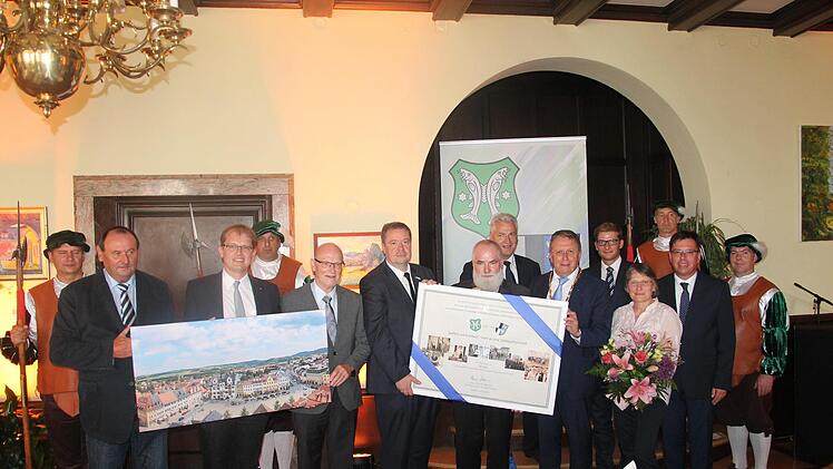Die Delegationen von Kulmbach und Saalfeld bei der Übergabe von PräsentenWerner Reißaus