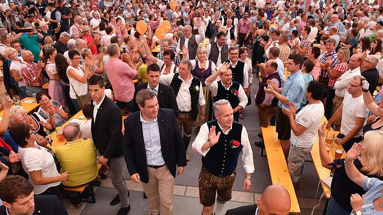 Ministerpräsident Markus Söder und Brauerei-Vorstand Markus Stodden führen den Zug der Ehrengäste an.Foto: Ronald Rinklef