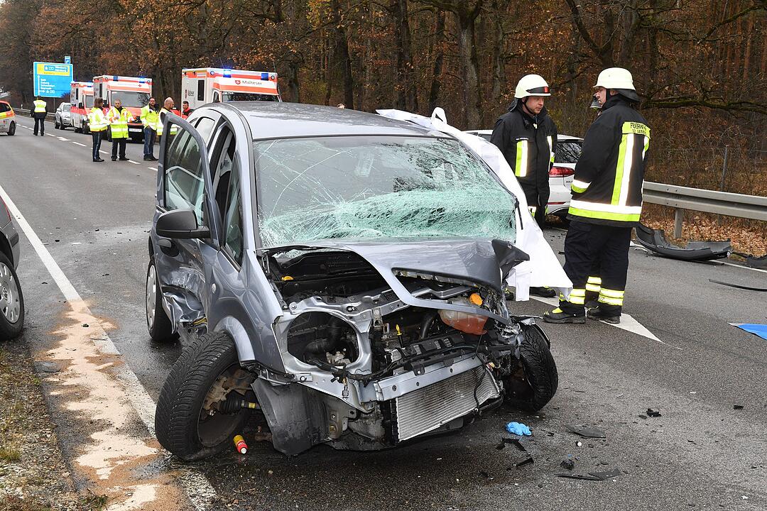 Ein schwerer Frontalzusammenstoß ist am Montagmittag zwischen Strullendorf und Bamberg passiert. Dabei wurde eine Person tödlich verletzt.