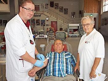 Manfred Tegge (Mitte) spendete zum 200. Mal einen halben Liter Blut. Darüber freuen sich Alexander Hechtel (links), der Leiter des Mitarbeiterteams, und die stellvertretende BRK-Kreisvorsitzende Rosemarie Göhring (rechts). Foto: Alfred Thieret