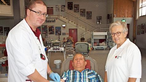 Manfred Tegge (Mitte) spendete zum 200. Mal einen halben Liter Blut. Darüber freuen sich Alexander Hechtel (links), der Leiter des Mitarbeiterteams, und die stellvertretende BRK-Kreisvorsitzende Rosemarie Göhring (rechts). Foto: Alfred Thieret
