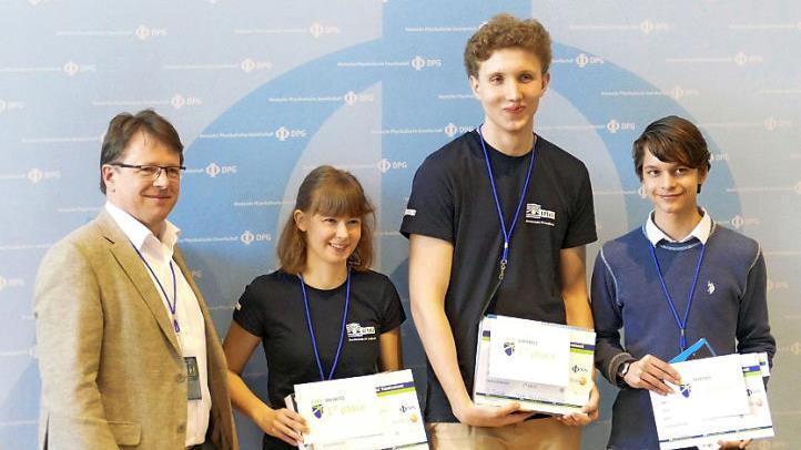 Das Siegerteam der deutschen Physikmeisterschaft wurde vom TAO-Schülerforschungszentrum an der Universität Bayreuth betreut (v. l.): Lutz Schröter (designierter Präsident der Deutschen Physikalischen Gesellschaft), Saskia Drechsel vom Glückauf-Gymnasium in Dippoldiswalde, Thomas Kornalik vom Ehrenbürg-Gymnasium in Forchheim und Tarik Becic vom Frankenwald-Gymnasium in Kronach  Foto: W. Zimmermann