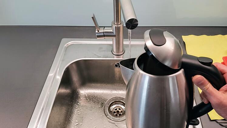 Wasserhahn, Sp&uuml;lbecken, Sp&uuml;le, Trinkwasser, Leitungswasser, Abkochanordnung, Abkochgebot, Wasserkocher