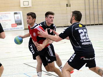 Thomas Josnik (rotes Trikot) war einer von neun TSHlern die sich beim Sieg gegen den Aufsteiger aus Neutraubling in die Torschützenloste eintrugen. Fotos: herzopress