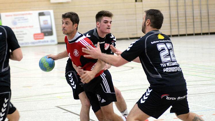 Thomas Josnik (rotes Trikot) war einer von neun TSHlern die sich beim Sieg gegen den Aufsteiger aus Neutraubling in die Torschützenloste eintrugen. Fotos: herzopress