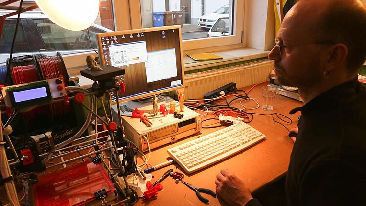 6. Nun ist alles bereit zum Drucken. Nicht auf Papier, sondern mit Kunststoff wird gedruckt... Foto: Barbara Herbst