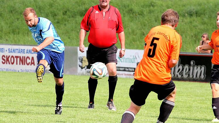 Einen schmeichelhaften 2:1-Sieg holte sich im Nachbarschaftsderby die SpVgg Obersdorf beim FC Michelau. Vieleicht wäre die Partie anders gelaufen, wenn Rene Biesenecker (links) mit diesem Gewaltschuss das 1:0 für dem FCM gelungen wäre. Gäste-Spielführer Matthias Schütz (Nr. 5) kann nicht mehr eingreifen. Foto: Heinz Marr