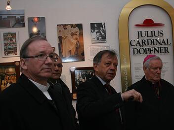 Bischof Friedhelm Hofmann (rechts) im Döpfner-Museum  Foto: Czelustek