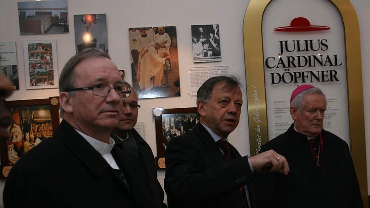 Bischof Friedhelm Hofmann (rechts) im Döpfner-Museum  Foto: Czelustek