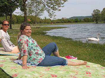 Erholung pur am Oberauhof: Die Bayreutherin Tanja Elfert (links) und ihre Kulmbacher Freundin Marion Wozniak genießen das Sonnenbad an der Kieswäsch.  Foto: Alexander Hartmann