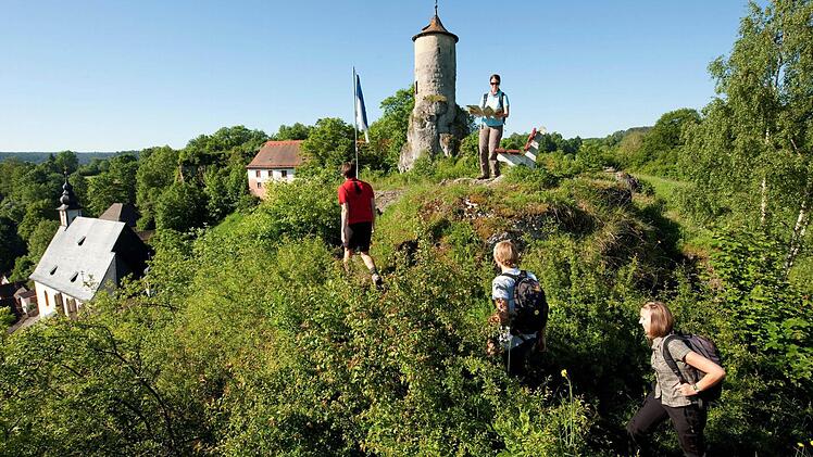 Wandern und einkehren - in der Fränkischen Schweiz schlägt das Genießerherz höher.  Foto: Tourismuszentrale