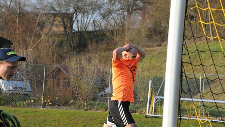 Szene aus dem Spiel des FC Thulba (rote Trikots) gegen den TSV Wollbach (2.1). Foto: Hopf