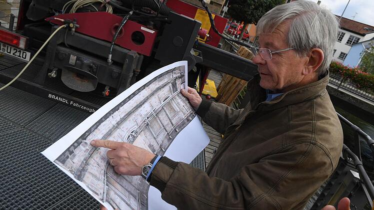 Architekt Heinz Rosenberg zeigt eines der Fotos, auf denen die Fassade in allen Details dokumentiert ist. Foto: Matthias Hoch