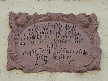 Am Marktplatz 16 in Stadtsteinach bat der Erbauer dieses Gebäudes den Betrachter, wie er sich zu verhalten habe, wenn er vor diesem Haus steht. Fotos: Siegfried Sesselmann