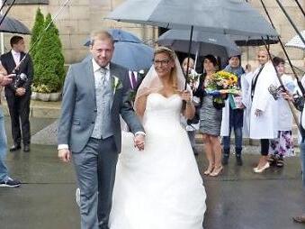 Die Arbeitskolleginnen der Station 5 der Klinik Hochfranken in Naila und die Freunde des Fischereivereins Zechteich Marienweiher standen nach der Trauung Spalier. Foto: Klaus-Peter Wulf