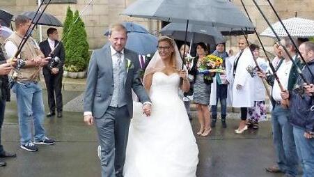 Die Arbeitskolleginnen der Station 5 der Klinik Hochfranken in Naila und die Freunde des Fischereivereins Zechteich Marienweiher standen nach der Trauung Spalier. Foto: Klaus-Peter Wulf