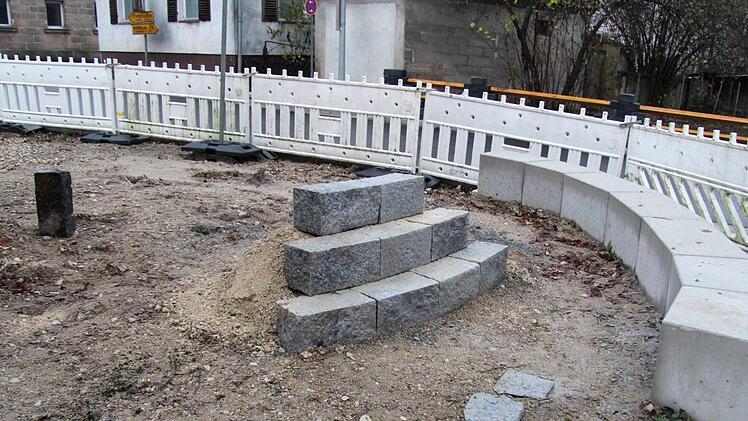 Mit den Granitsteinen (links) konnten sich die Räte anfreunden, mit den Betonstufen nicht. Foto: Richard Sänger