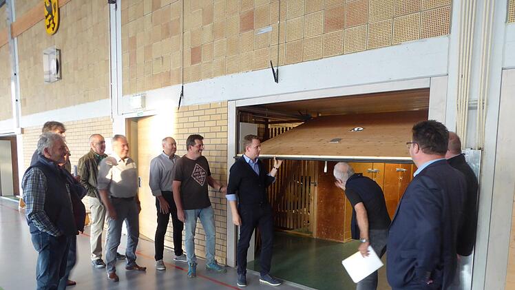Kämmerer Michael Fischer (Dritter von rechts) erläuterte den Stadträten  Einzelheiten zur Funktionsweise der acht neuen Abgrenzungstore in der  Bayernhalle.  Foto: Volker Gundel
