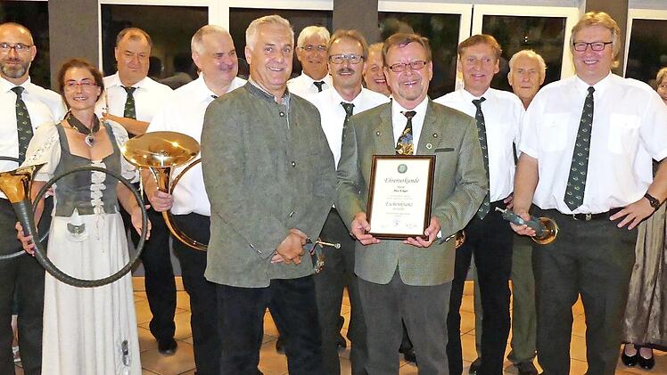 Strahlend nahm Alex Kröger die Ehrenurkunde des Landesverbandes vom Kreisvorsitzenden Heinz Gilbricht in Empfang.  Foto: Kreisgruppe Coburg