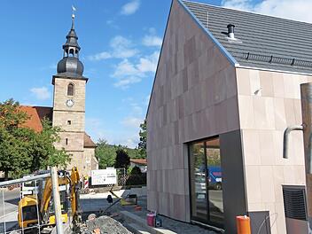 Blick vom neuen Gemeindehaus zur Mangersreuther Kirche. Foto: privat