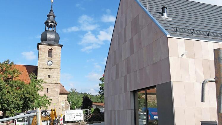 Blick vom neuen Gemeindehaus zur Mangersreuther Kirche. Foto: privat