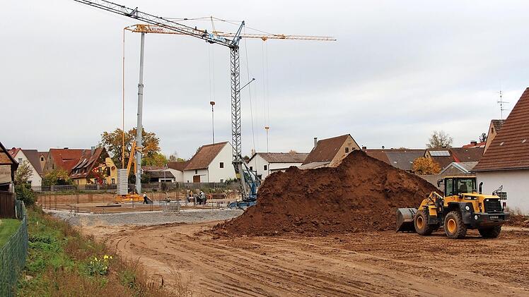 Inmitten von Uehlfeld entsteht hier das neue kleine Einkaufszentrum.  Foto: Paul Frömel