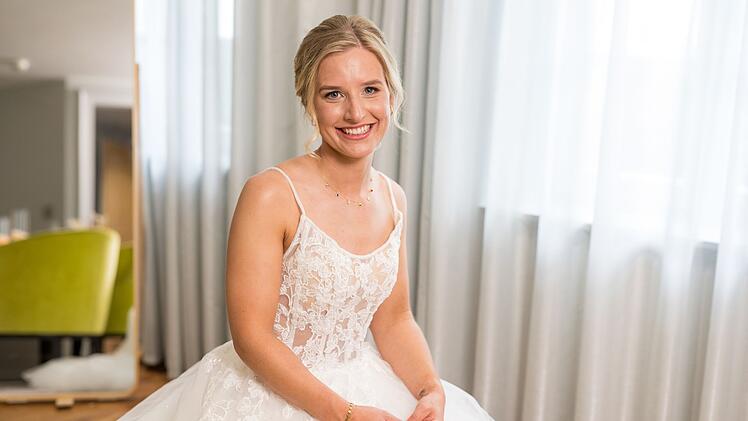 Lina freut sich riesig auf ihre Hochzeit.